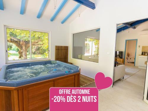 Bedarrides Villa | Escapade romantique - Idéal couples et petites familles - Jacuzzi privatif - 15min Parc Spirou - Nocturnes les 25, 30, 31 octobre et le 1er novembre - Jardin - 15min Avignon - Parking privé gratuit - Charme provençal