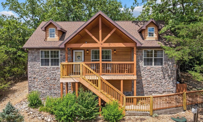 Branson West Cabin | Escape to a charming 2 br cabin in Stonebridge!