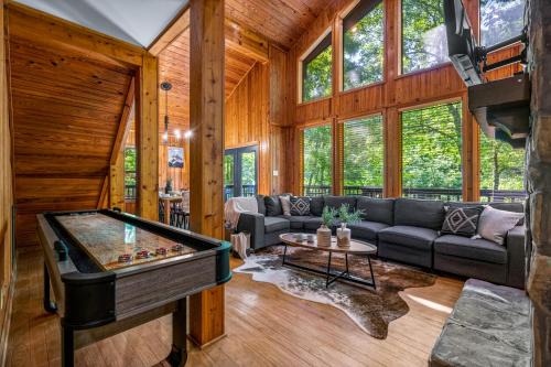 Chalet Village Ski Chalet | Escape to Sugar Chalet: The Rustic Modern Retreat