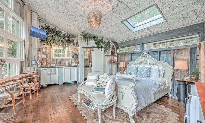 Wadmalaw Island Apartment | Escape to The Hummingbird Treehouse, a luxury retreat. Pet friendly