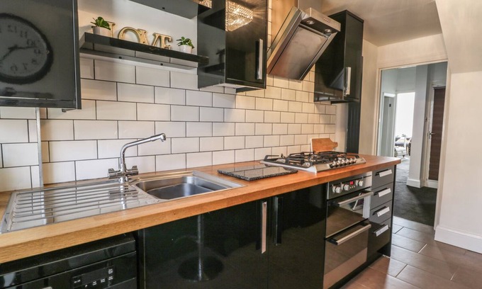 South Cliff Cottage | ESPLANADE GARDENS, APARTMENT 1, pet friendly in Scarborough