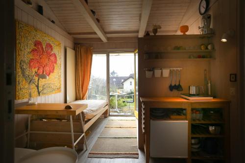 Oberwil Bed & Breakfast | EUROVISION Im Thomasgarten nice private studio in residential area short term rent