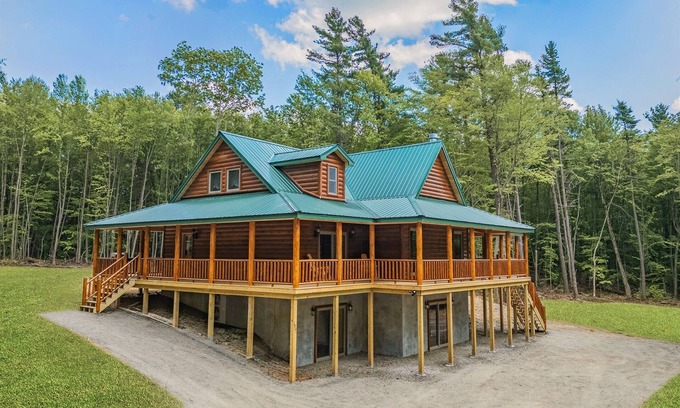 West Oneonta Cabin | Evergreen Lodge Lakefront 6 Br 3Ba Kayaks, Fishing, Hot Tub, Fire Pit, Hiking!