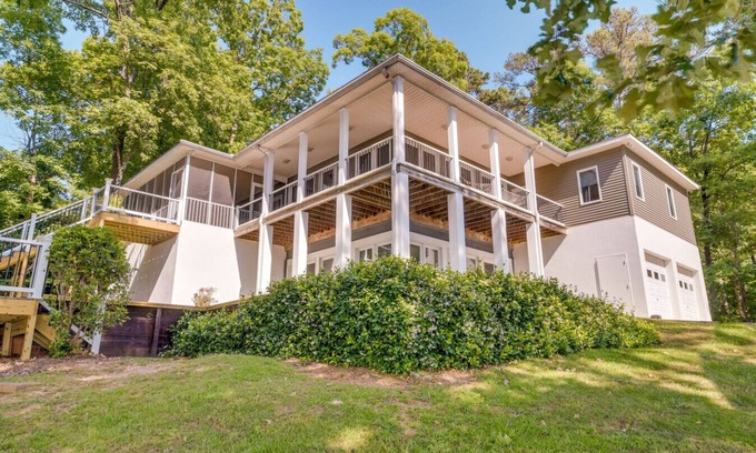 Leesville House | Everybody Loves Nobody`s Business