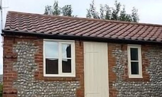 Sheringham Cottage | Ex-Fishermans Seaside Flint Cottage