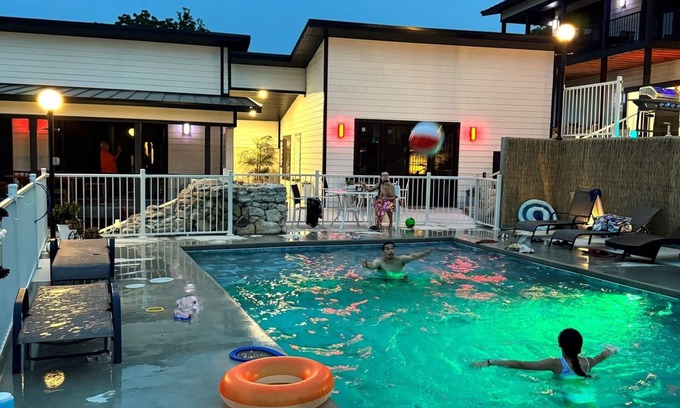 Indian Point Villa | Exclusive 3b/3b Poolside with Hot Tub, Game Room 3 min. SDC,15 min to Branson!