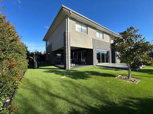 Clyde North House | Exclusive Perfectly Big House by My Lodgingfy International