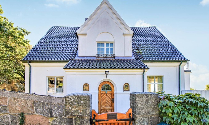 Molle House | Exclusive, spacious villa with sauna, outdoor pool and panoramic sea views.