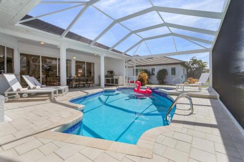 Pelican House | Experience Luxury- Gulf Access, Stunning Canal Views, Heated Pool- Villa Avalon - Roelens