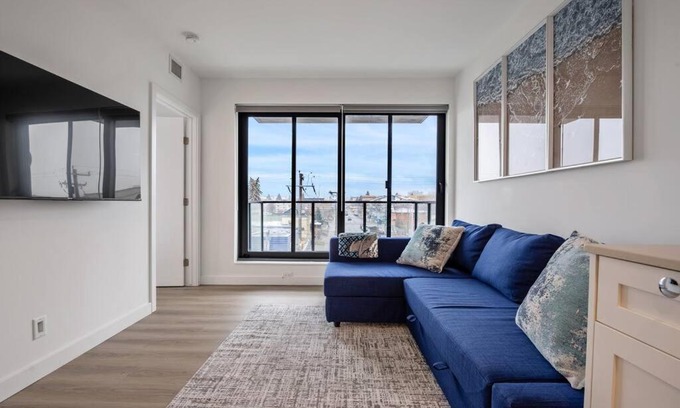 Crescent Heights Apartment | Exquisite 2BR Condo Near Downtown With Free Parking