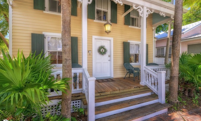 Downtown Cottage | Eyebrow Suite - 2bd/1.5ba Suite off Duval