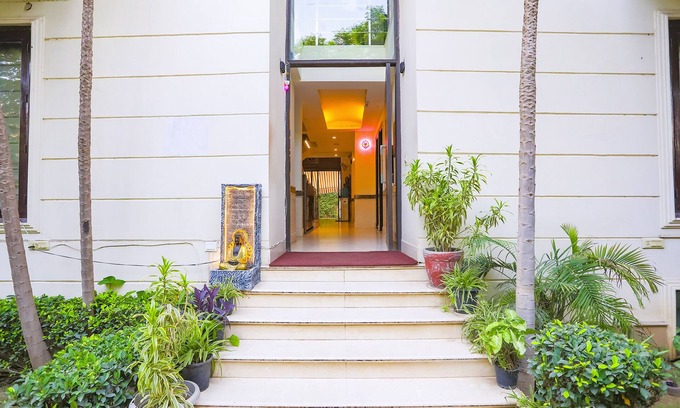 DLF Phase 3 Hotel | FabHotel Rivlet Residency