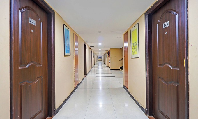Koyambedu Hotel | Fabhotel The Royal Plaza