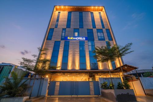Nanakram Guda Hotel | Fabhotel Unnam- Nr Amazon Hyderabad Campus, Financial District, Gachibowli