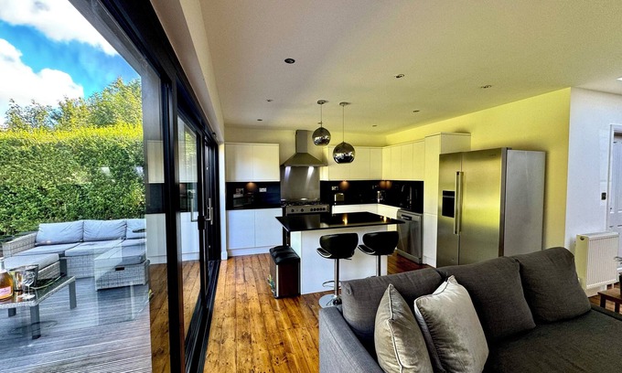 Hatfield House | Fabulous 4 bed Art Deco Home near St Albans · Large Garden · Parking · Wi-Fi.