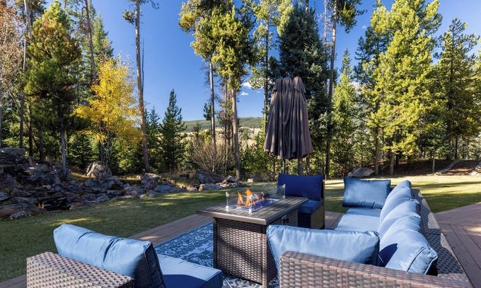 Gallatin Gateway House | Fabulous 6-bedroom house with WiFi in Big Sky