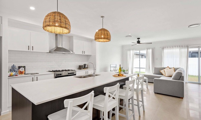 Newport Apartment | "Fabulous Bon Voyage" - Newport Q 4020