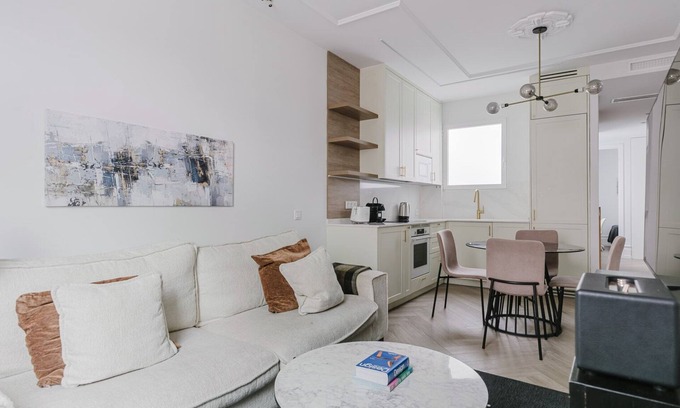 Lista Apartment | Fabulous Lista 3BR w/A/C, 4 min from El Retiro Park, by Blueground
