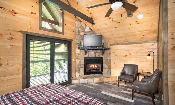 Pittman Center Cabin | Fall in Love at Sunset Studio - Private and Relaxing