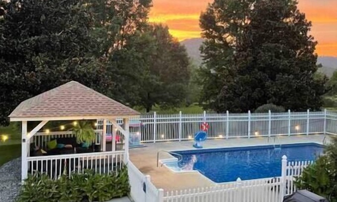 Trenton House | Fall Vibes - Hot Tub & Fire Place - Mountain Views - Minutes to Chattanooga