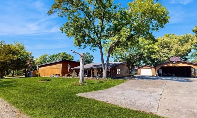 Longtown House | Families, Fishermen & Hunters. Pleasant 3-bedroom house is ready for you!