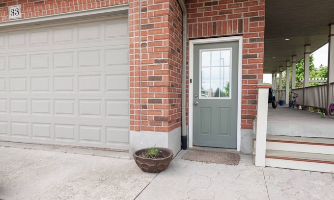 Stratford House | Family and pet friendly, stylish private suite in a calm and clean neighbourhood