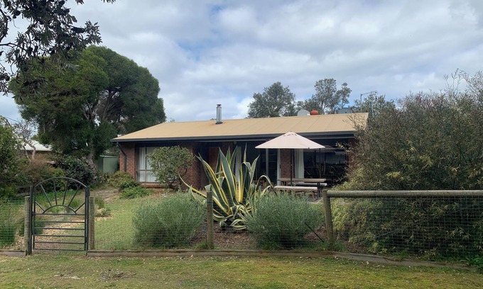 Woodside Beach House | Family Beach House. Pet friendly. 5 minute walk to the longest beach in Aus!