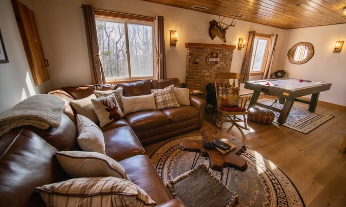 Wilmington House | Family-Friendly Cabin w/Hot Tub, Pools, Fire Pit & More – 15 Mins to Mount Snow