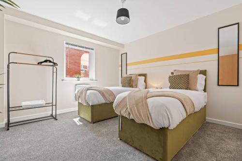 Leicester City Centre Apartment | Family Friendly Spacious 3-Bed Ground Floor Apartment in Central Location, Free Wi-Fi, Sleeps 7
