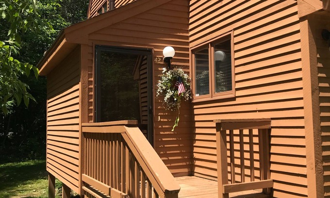 Intervale House | Family friendly townhouse with A/C and heated pool. Close to Storyland!