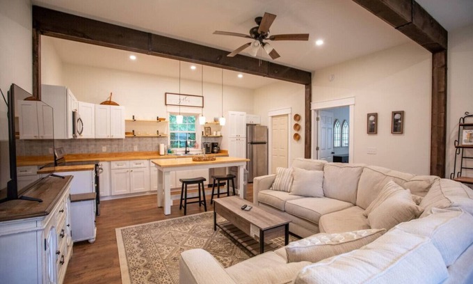 West Jefferson Apartment | Family-Friendly Barn Retreat in West Jefferson, NC