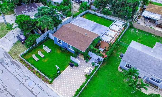 Poiciana Park II House | Family friendly home close to shops and beaches. 2 miles from PBI
