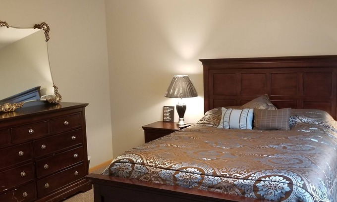 Lincoln House | Family, Fun, and Football! 7mins from Downtown Lincoln! Quiet Neighborhood!