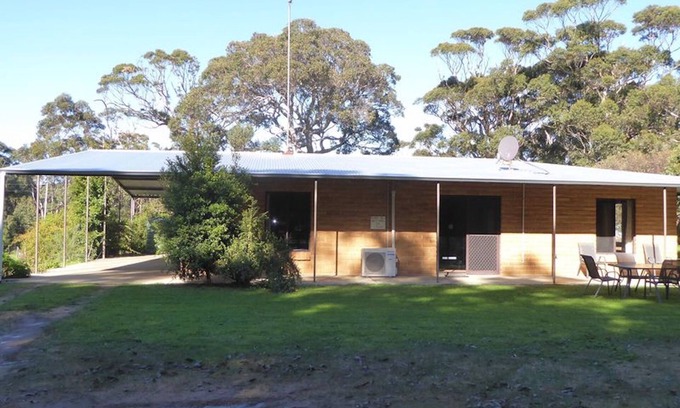 Deepdene House | Family fun Farmstay near the beach