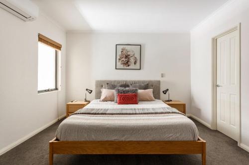 Fremantle Apartment | Family Havenideal Location & Spacious