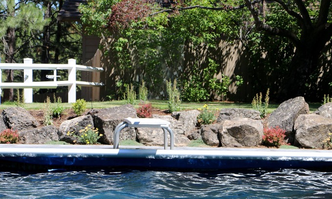 Bend House | FAMILY REUNION or corp retreat - 6 rm/4 bathrm, pool, hot tub, trampoline + more