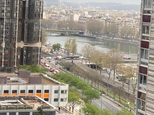 15th Arrondissement Apartment | Family Seine & Spacious Flat 8min walk to EiffelTower AC