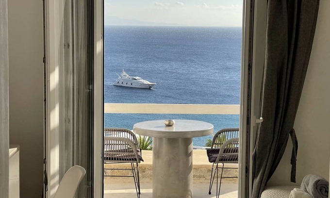 Paradise Apartment | Family Studio: Sea View, Sharing Pool, Gym and bar