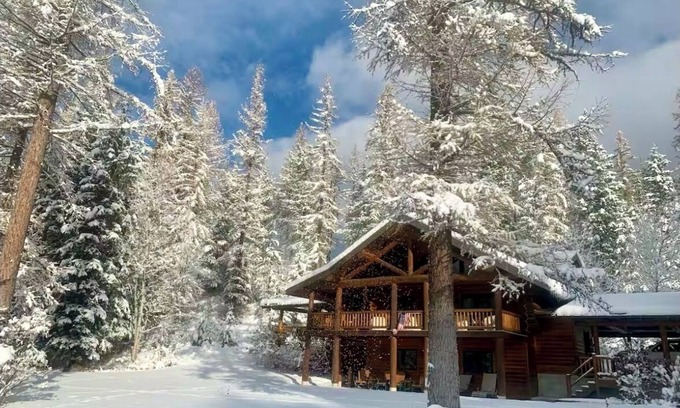 Coram Cabin | Fantastic log home 10 minutes from the west entrance of Glacier National Park