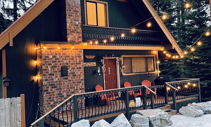 Leavenworth House | Fantastic three level home central to Stevens and downtown Leavenworth! HOT TUB*