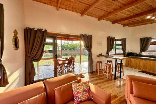 Moorea-Maiao Ski Chalet | Fare Tau Otaha - Comfy cabin w Private Beach Access