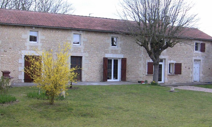 Chabournay Apartment | FARMHOUSE 10 MINUTES FROM FUTUROSCOPE