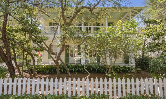 Seaside House | Featured in Coastal Cottage Magazine! Seaside Ave. Location + 2 Adult Bikes!