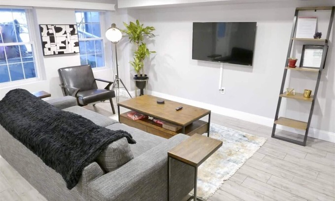 Bloomingdale Apartment | Federalist Style Rowhouse sleeps 4 with parking