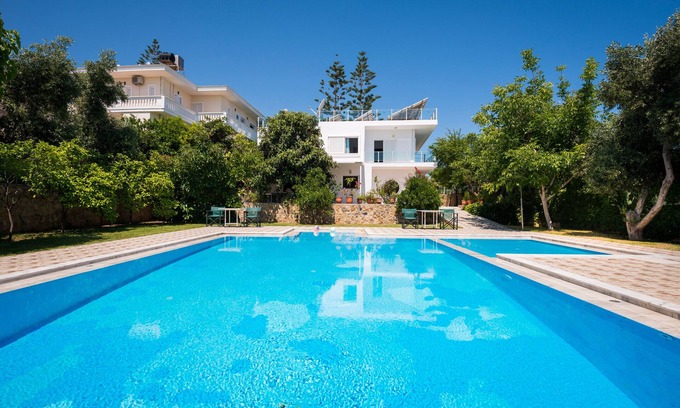 Kato Galatas House | Feel like Home, sunlight apartment, seaview & pool