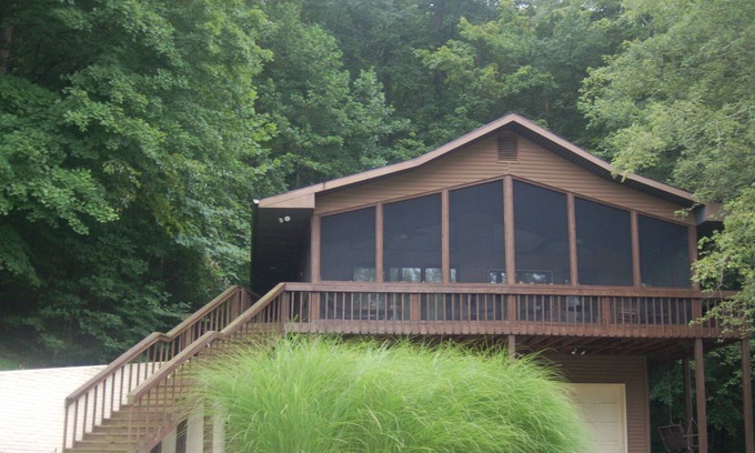 Byrdstown House | Feelin Jolly is only steps away from a secluded cove on Dale Hollow Lake