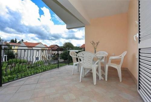 Gornji Karin Apartment | Ferienapartment Mit Balkon Für Fünf Personen