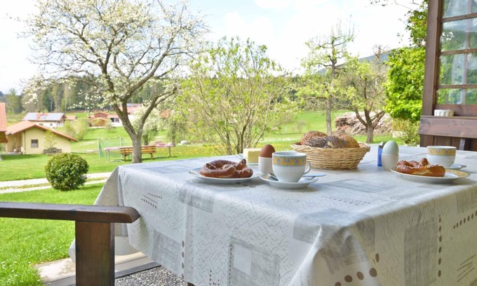 Arnbruck Apartment | Ferienwohnung mit 2 Schlafzimmern und Terrasse