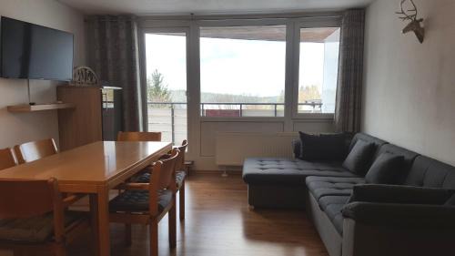 Sankt Englmar Apartment | Ferienwohnung mit extra Schlafzimmer und Blick in den Bayrischen Wald oberhalb von Sankt Engelmar