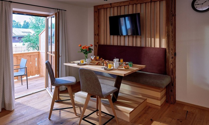 Chieming Apartment | Ferienwohnung Segelboot, 1-4pers., 2 Sep. SZ, 1.og, Balkon mit Chiemseeblick